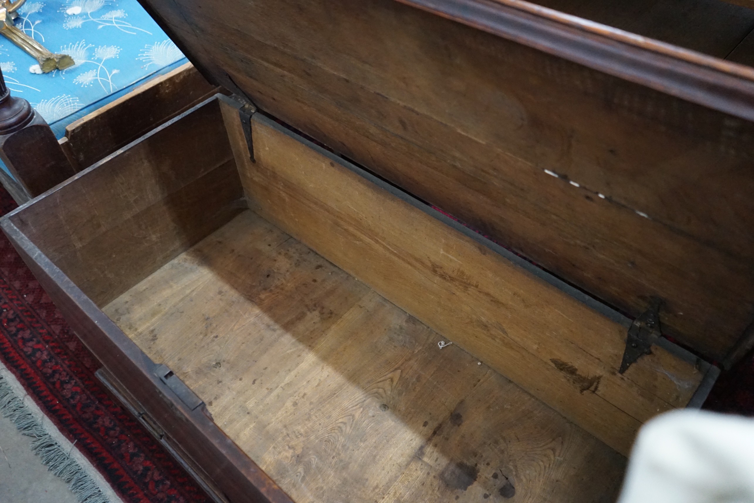 A George III oak mule chest, length 110cm, depth 52cm, height 65cm